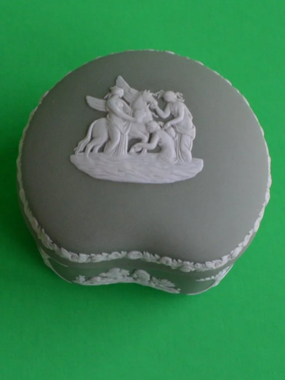Wedgwood Jasperware Sage Green Round Scalloped Trinket Box With Lid